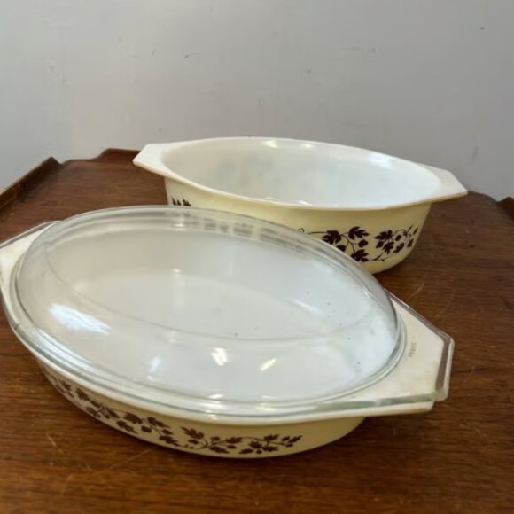 PYREX Golden Acorn Casserole Set of 2 with Lid - Picture 3 of 10